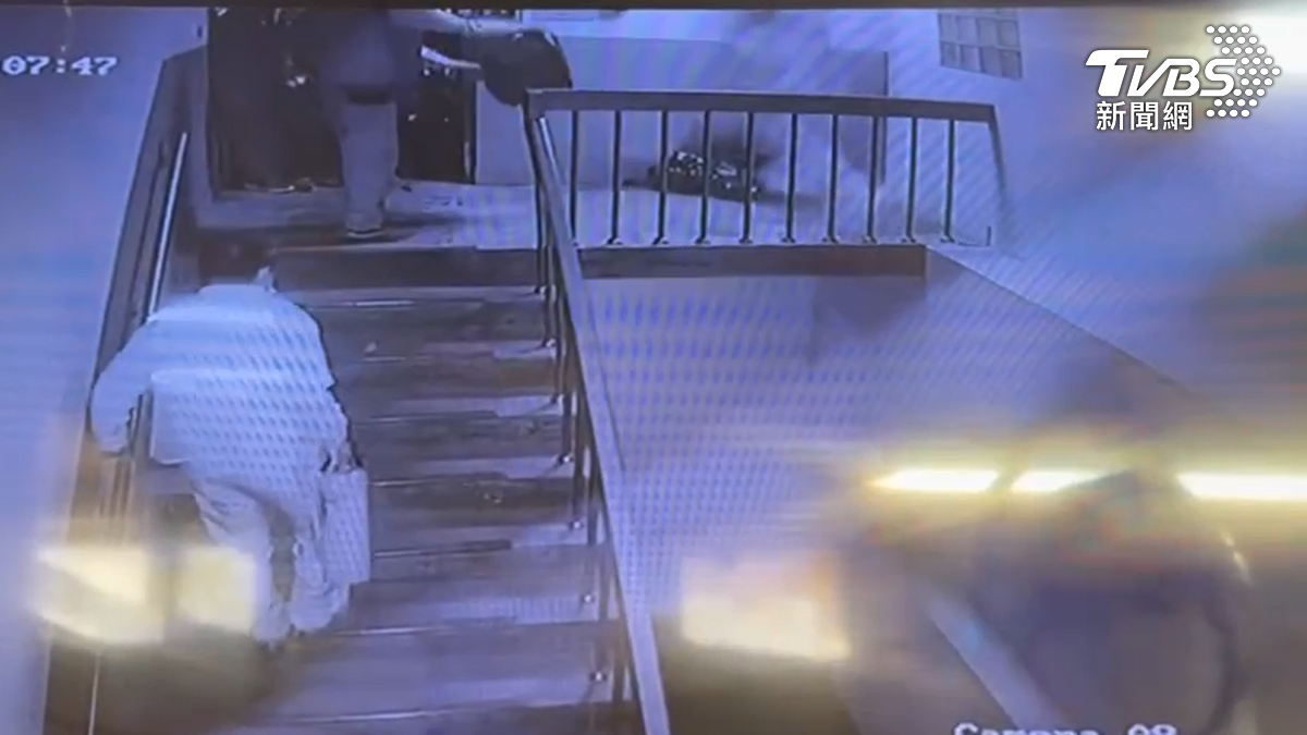 清潔員與停車場管理員在2分鐘內發現並迅速撲滅火勢，還好未釀成更大災情。（圖／TVBS）