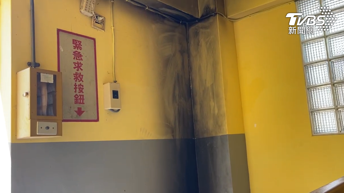 事後可見整面牆壁被濃煙燻黑，留下明顯的燒焦痕跡。（圖／TVBS）