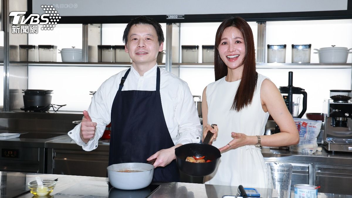 日本名廚KEVIN CHOO燉煮吳怡霈最愛吃的豬肉味增湯。(圖/黃城碩攝)