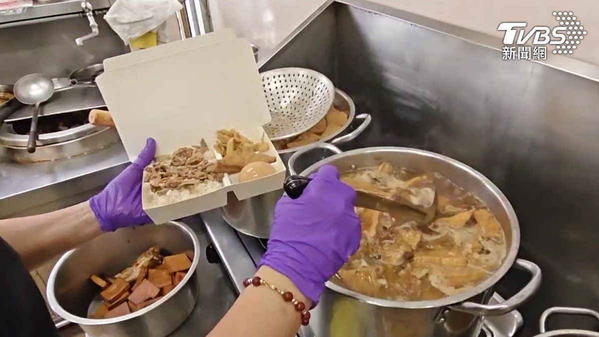 當事鴨肉飯業者出面說明,該名員工一開始並無惡意,只是後來被提醒有個資問題後,便立即刪文。(圖/TVBS)