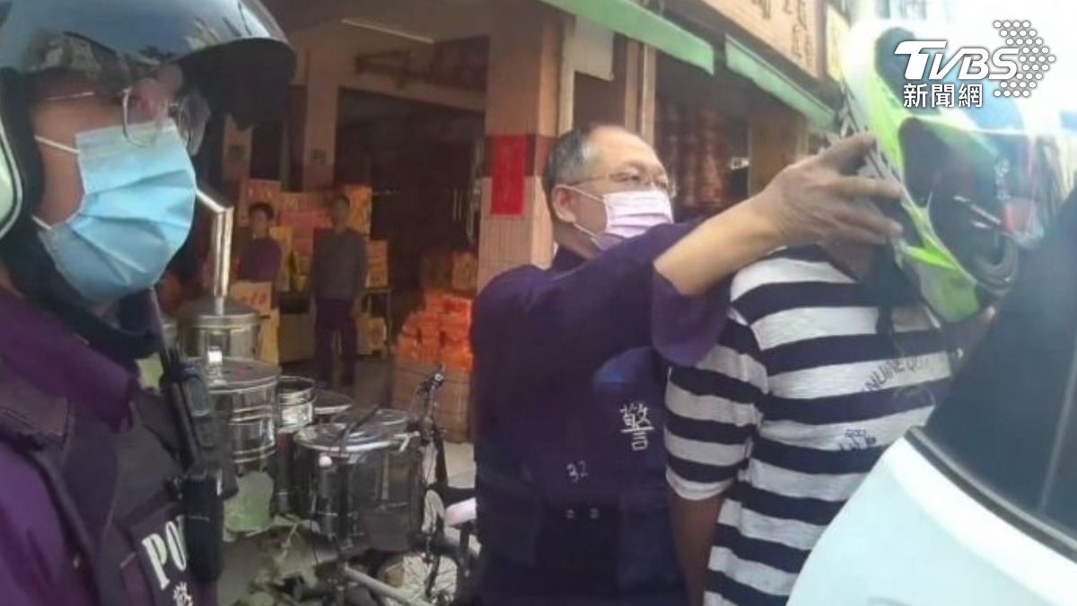 陳男(左一)身揹兩條通,遛狗時意外落網。(圖/TVBS)
