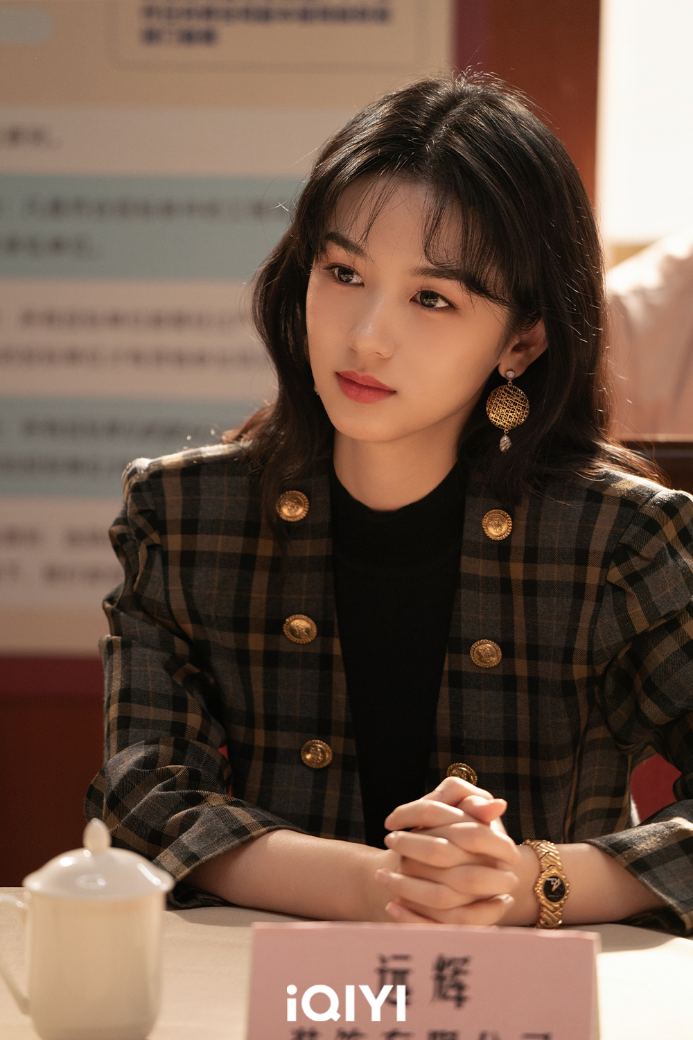 周也飾演在現代職場遭人陷害的社畜夏曉蘭,意外穿越附身於1983年。(圖/iQIYI愛奇藝國際版提供)