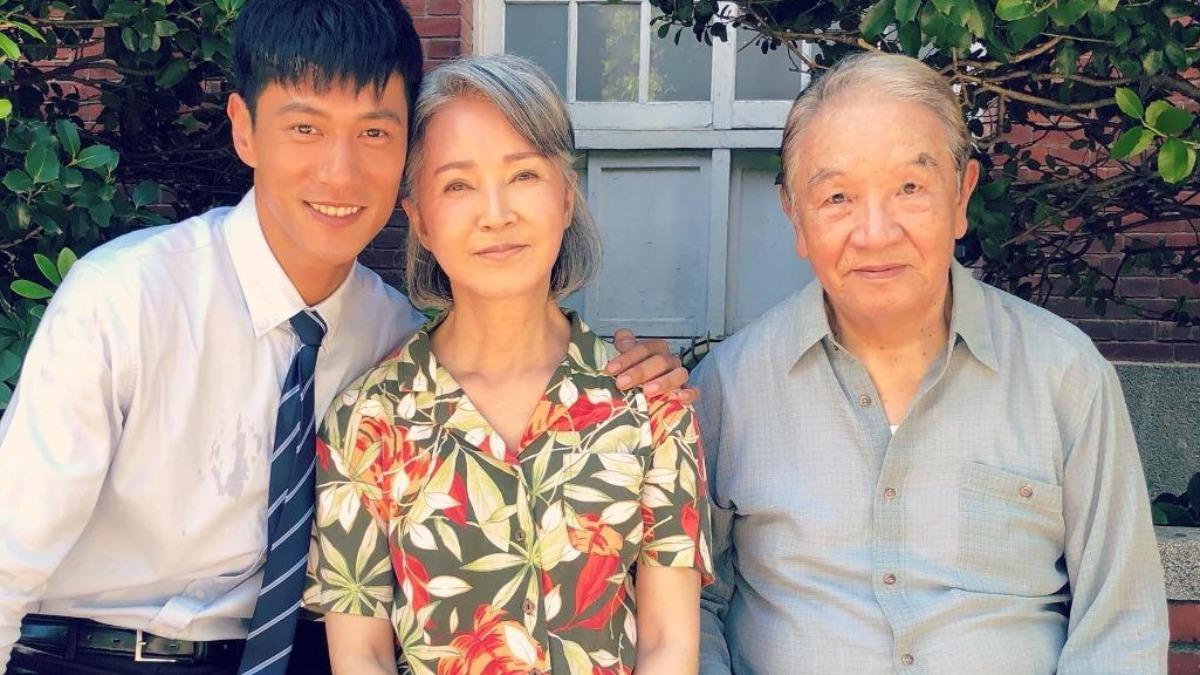 李璇(中)、丁強(右)鶼鰈情深。(圖/翻攝自鍾承翰臉書)