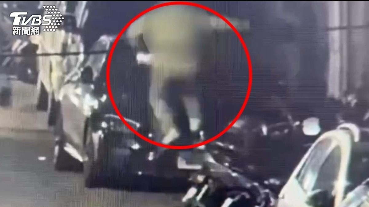 不滿賓士擋車庫!導演柯一正「跳車」踩凹引擎蓋 砸車畫面曝光