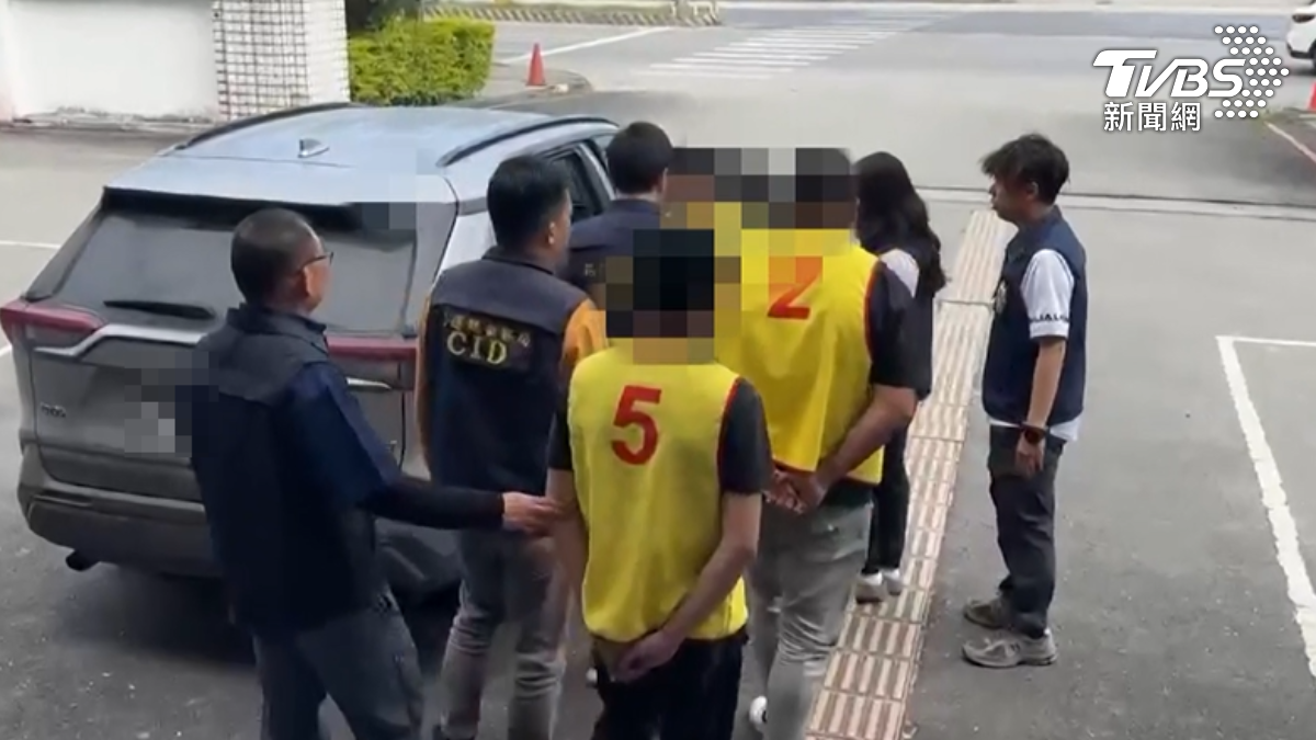 婚宴續攤衝突,友幫尋仇丟酒瓶、放鞭炮恐嚇。(圖/TVBS)