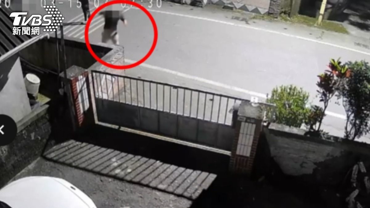 一行人二度回到住家,丟擲碎酒瓶、鞭炮。(圖/TVBS)