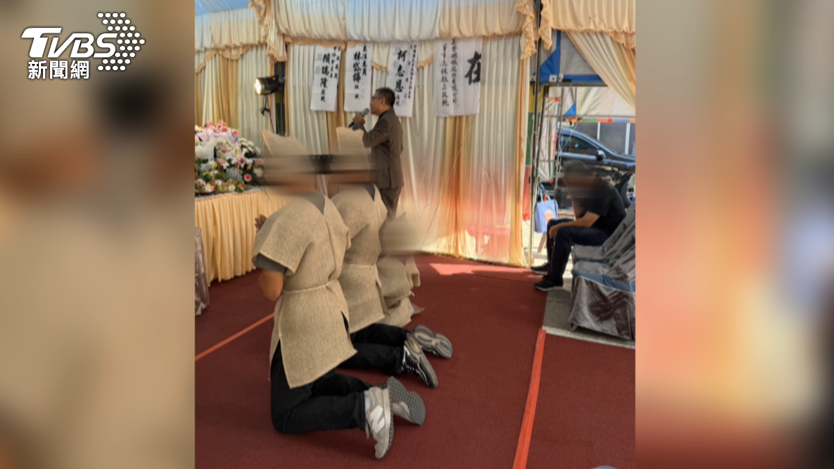 告別式現場，3個孩子身穿喪服，在法師引導下跪地爬行，送媽媽最後一程。（圖／家屬提供）