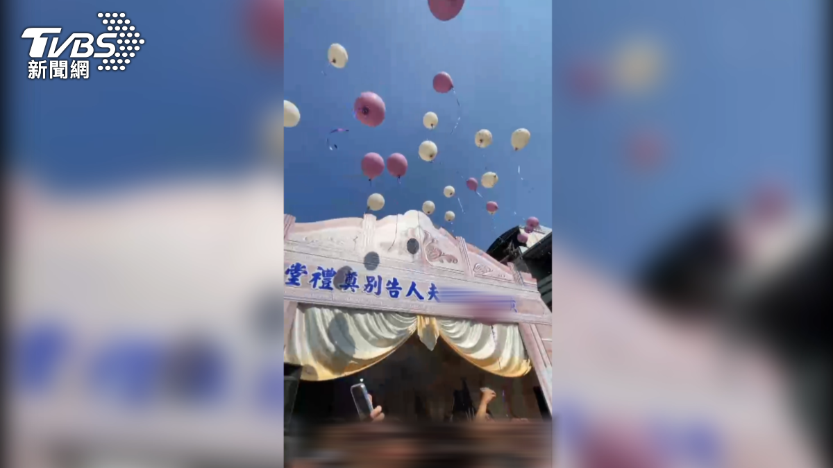 看著氣球飛上天，希望把思念帶給天上的媽媽。（圖／家屬提供）