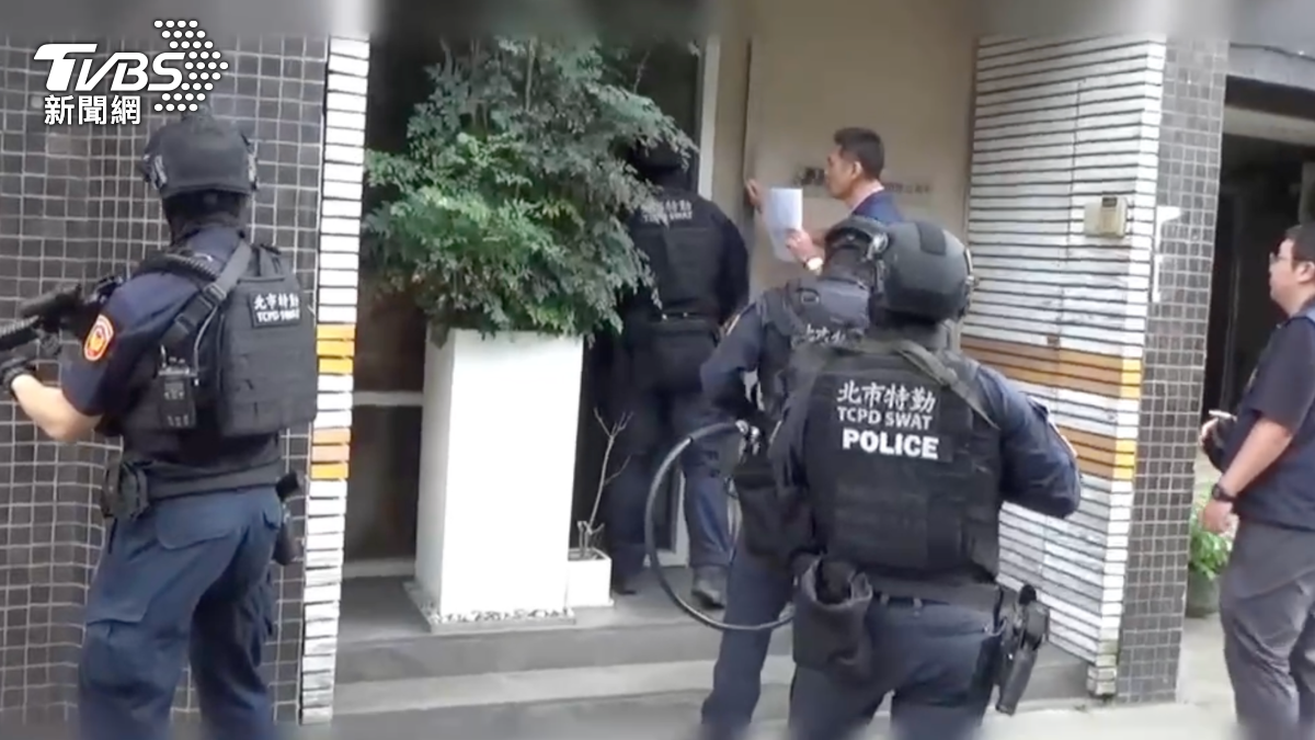 警方荷槍實彈前往逮人。(圖/TVBS)