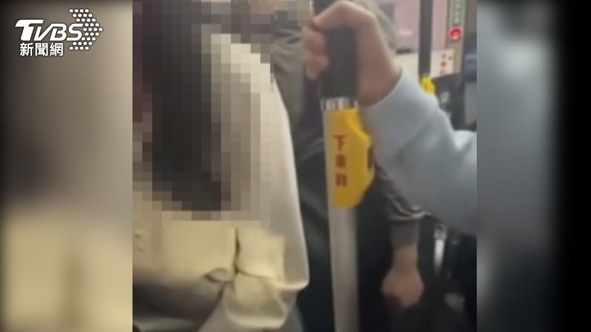 控公車色狼假借擁擠,以下半身頂女乘客,拿「側背包」遮掩。(圖/TVBS)