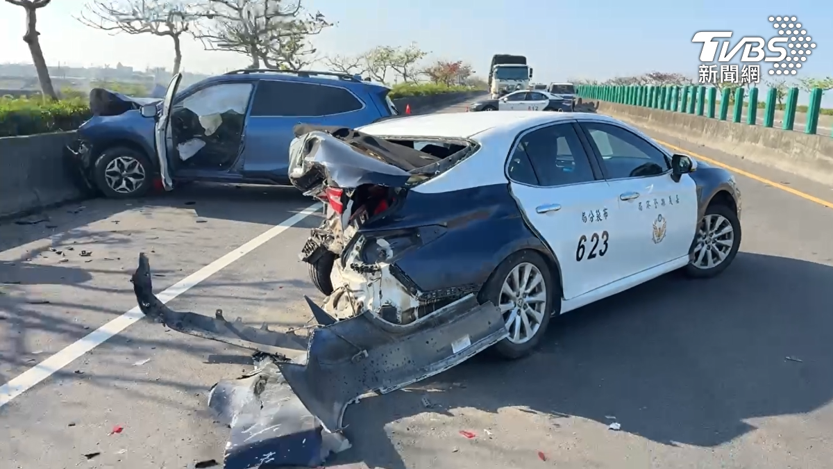 台61西濱道路、嘉義布袋路段,發生追撞意外,一輛到場處理車禍的警車,被後方休旅車追撞,車尾嚴重毀損。(圖/TVBS)