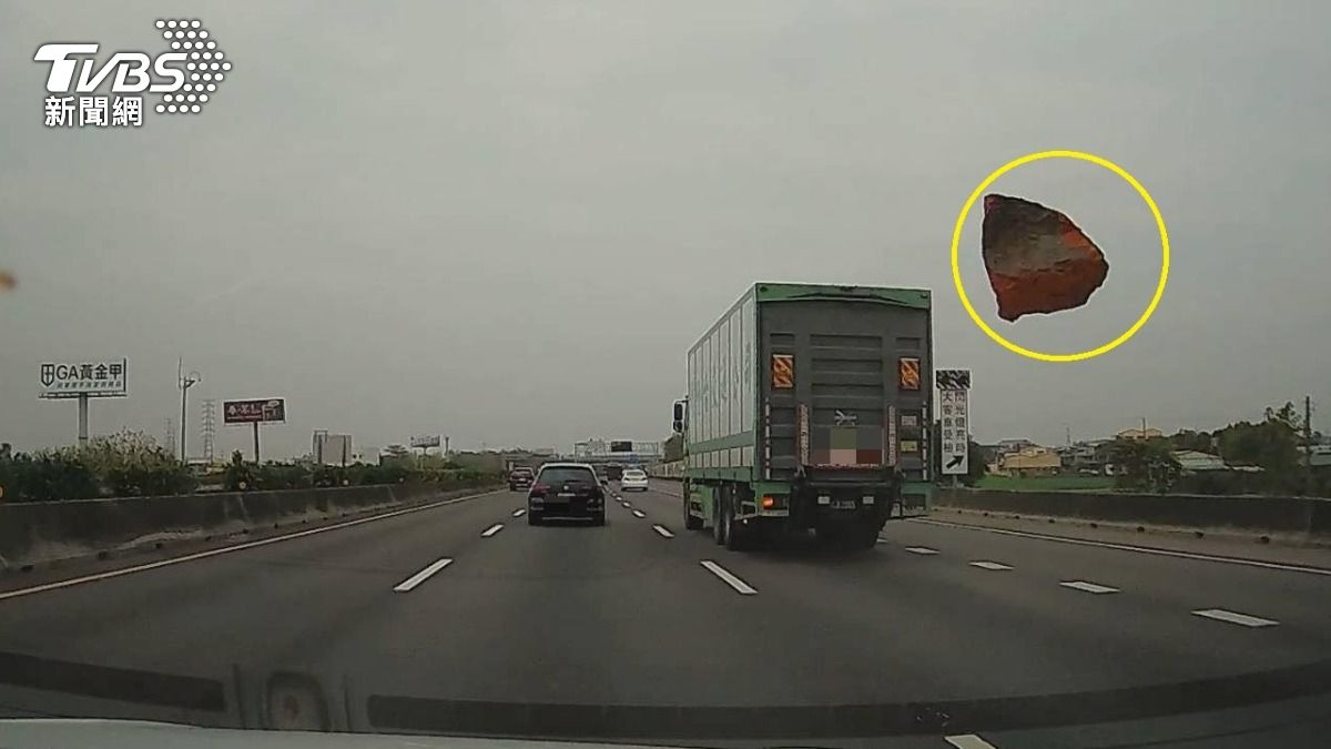 血滴子?國道大貨車「碎石飛彈」彈出 命中後車擋風玻璃