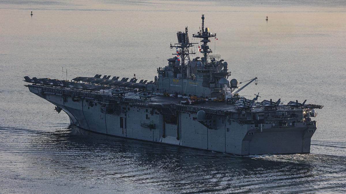 美軍「的黎波里號」兩棲突襲艦馳援中東,可能參與美軍奪島作戰。(圖/翻攝美軍DVIDS)