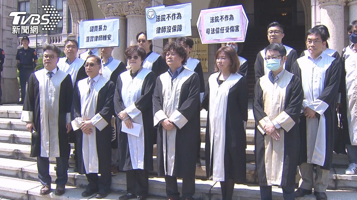 台中地院被告庭外甩律師巴掌!累犯未羈押 全台律師公會怒赴司法院抗議。(圖/TVBS)