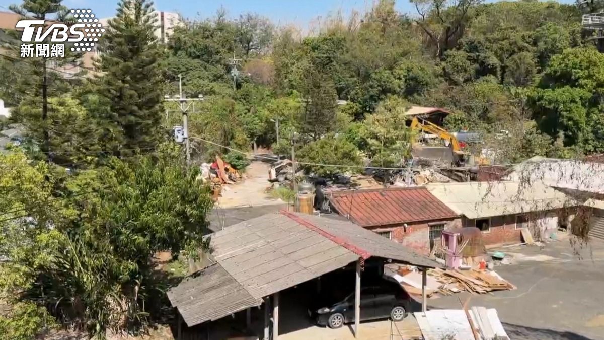 高雄澄清湖旁百年聚落遭強拆，住戶抱怨他們有繳使用費，卻被逼兩個月左右搬遷，實在是時間太短。（圖／TVBS）