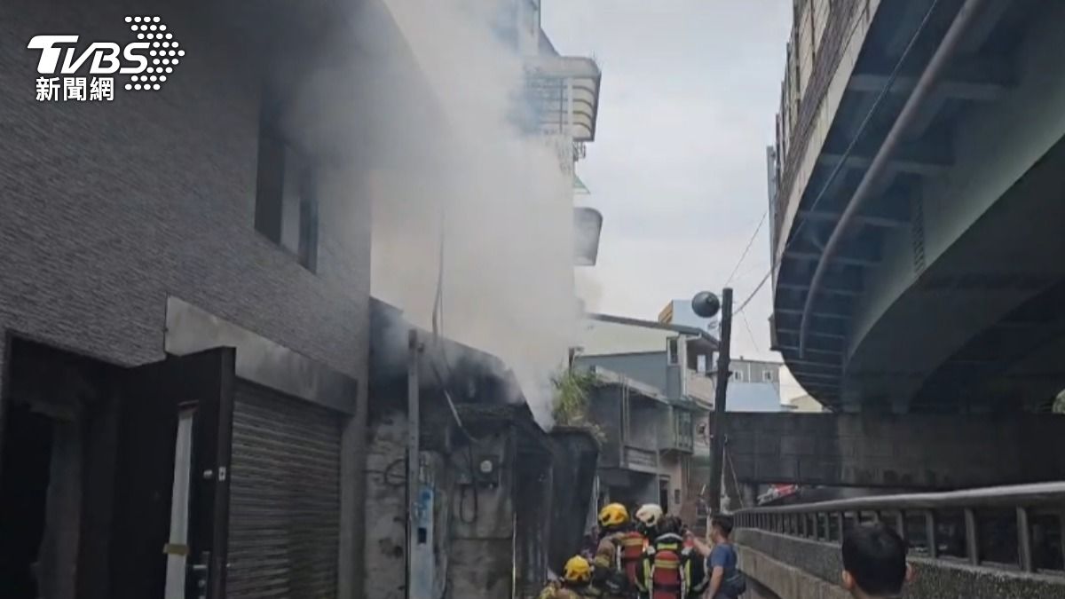 警消緊急灌救,撲滅火勢。(圖/TVBS)