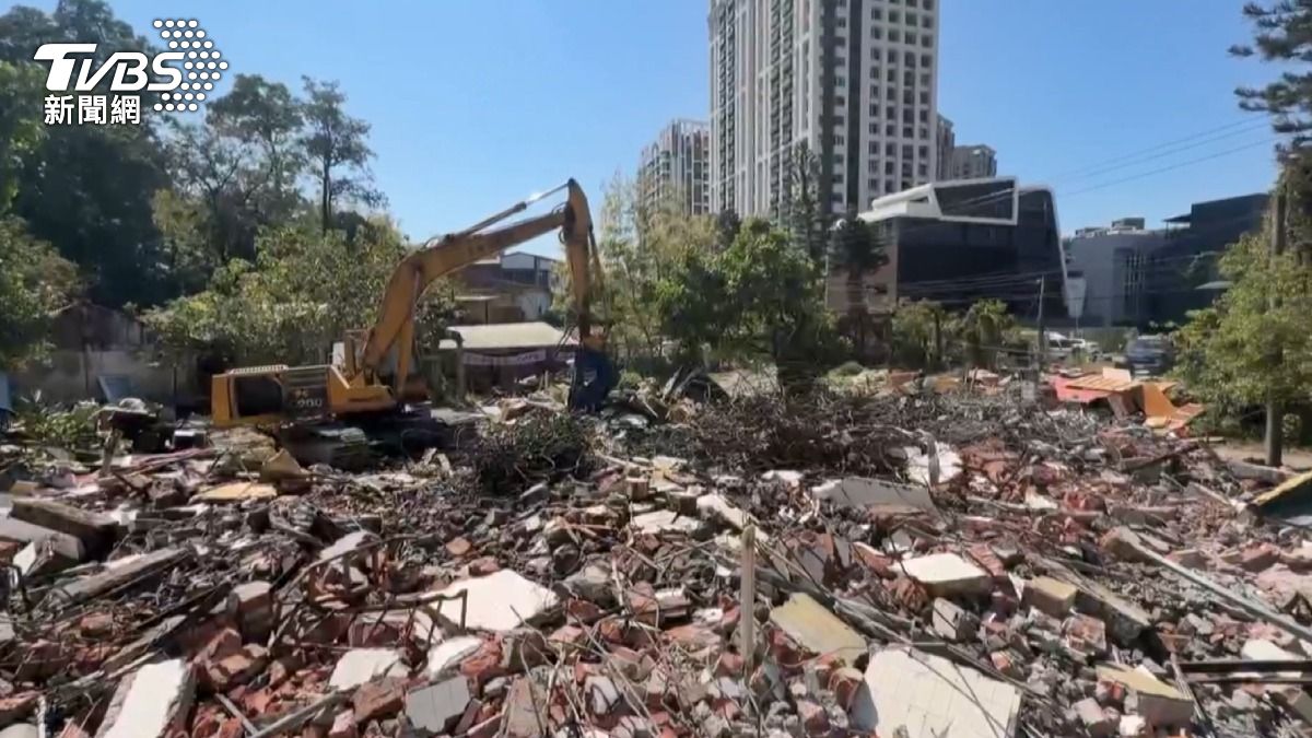 大型機具在現場持續進行開挖作業，除了已拆除的建築廢棄物，後方仍有尚未拆除的磚瓦老屋。（圖／TVBS）