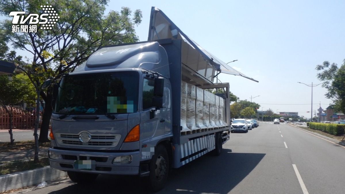 大貨車「鷗翼沒關」撞斷30萬電桿。(圖/TVBS)