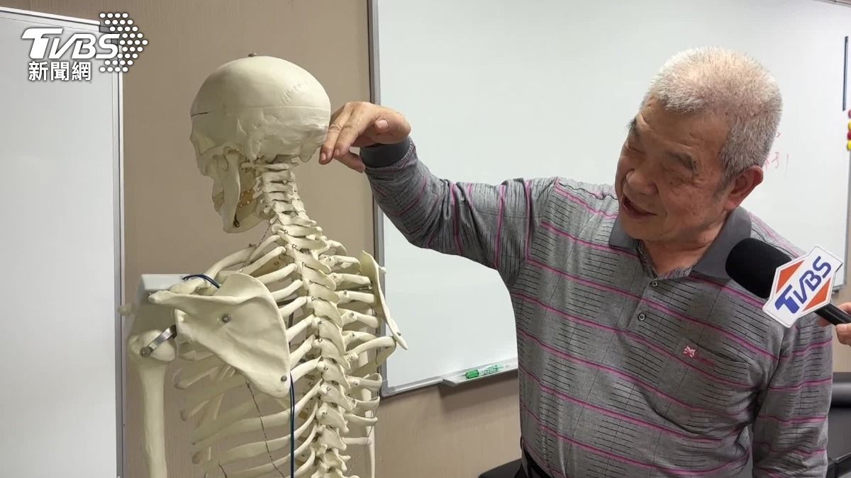 推拿整復的力道因人而異,但都會盡量避開脊椎、鼻子三角處。(圖/TVBS)