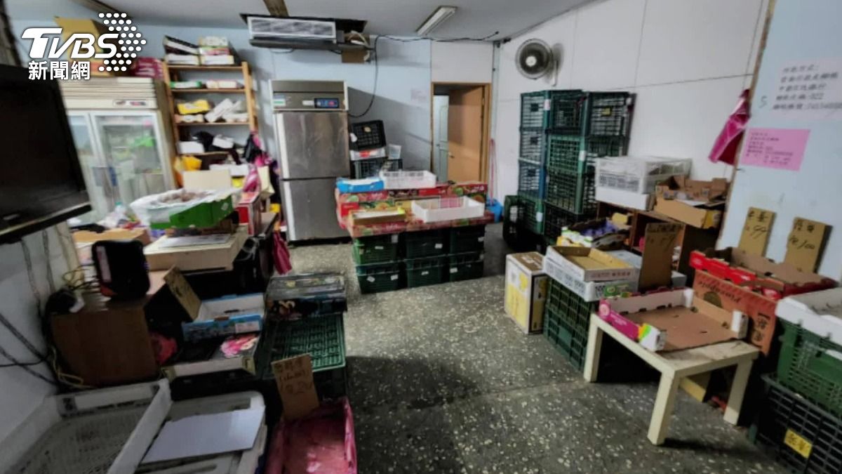 台北木柵一間蔬果行,四年前被指控以儲值金、私下借錢的方式,疑似詐騙二十多名顧客和廠商。(圖/TVBS)