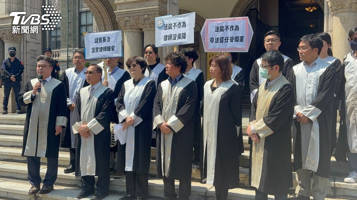 全律會號召律師到司法院陳情。（圖／潘千詩攝）