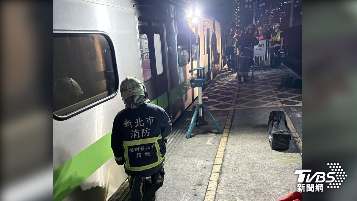 民眾1人侵入路線，遭2042次區間車撞擊。（圖／TVBS）