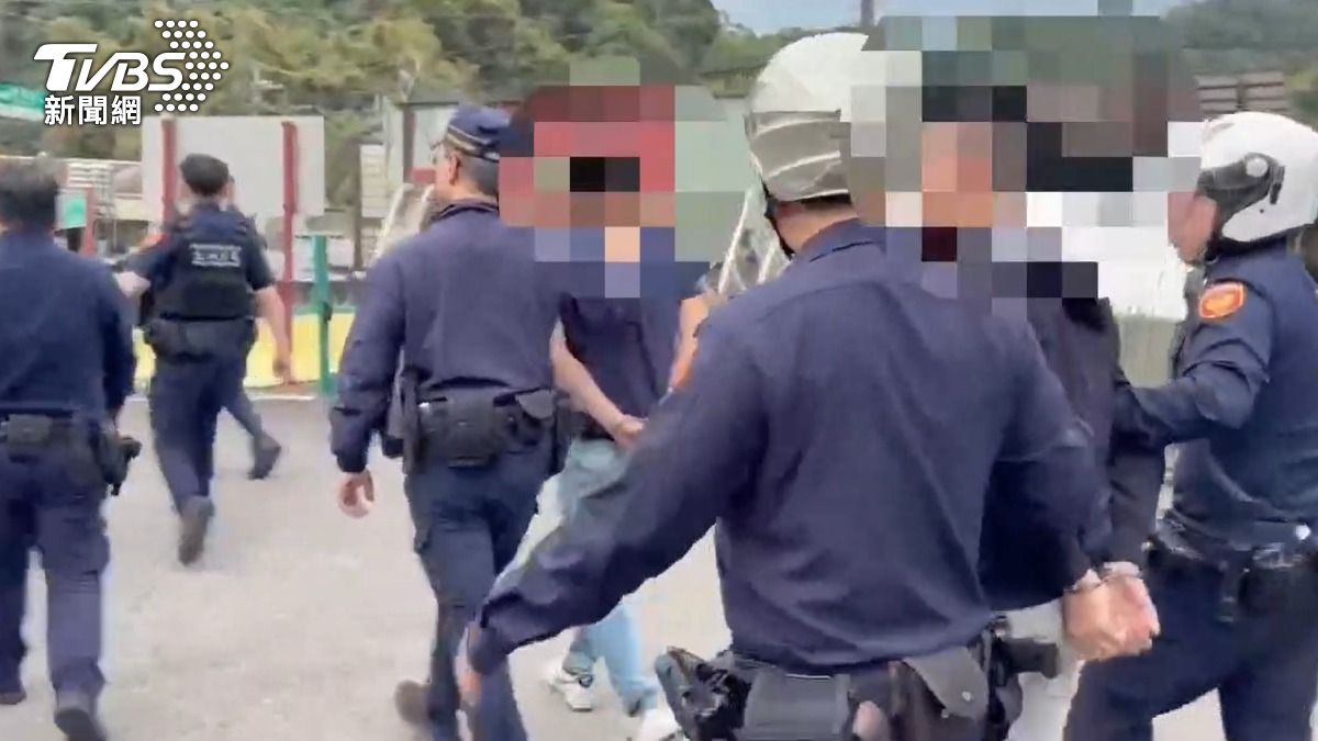 警方逮捕滋事者。(圖/TVBS)