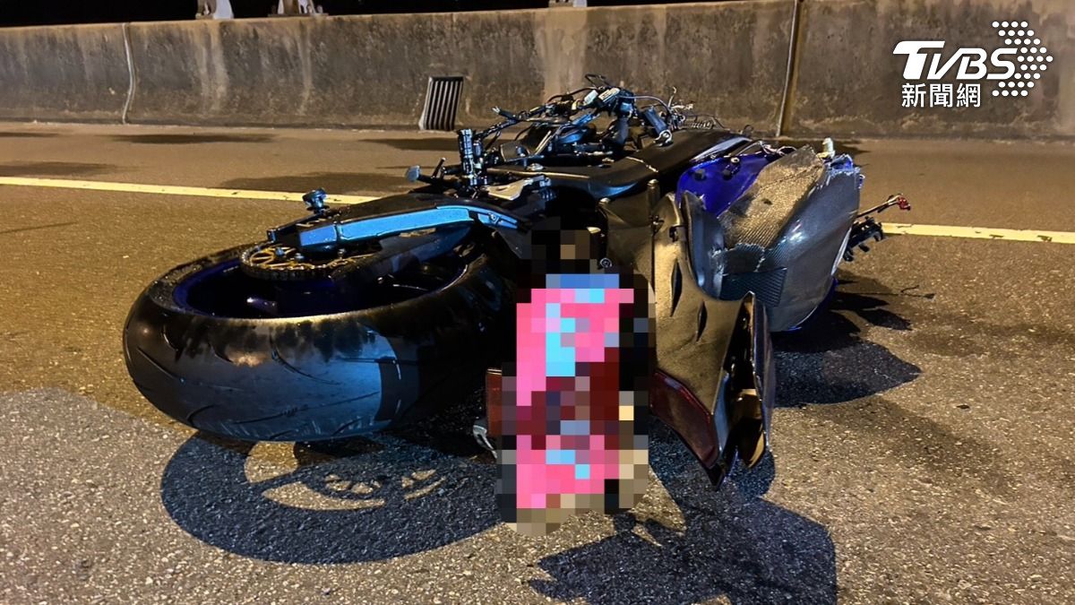 陳女因不明原因突然失控自摔,連人帶車倒臥在快速道路車道上。(圖/TVBS)