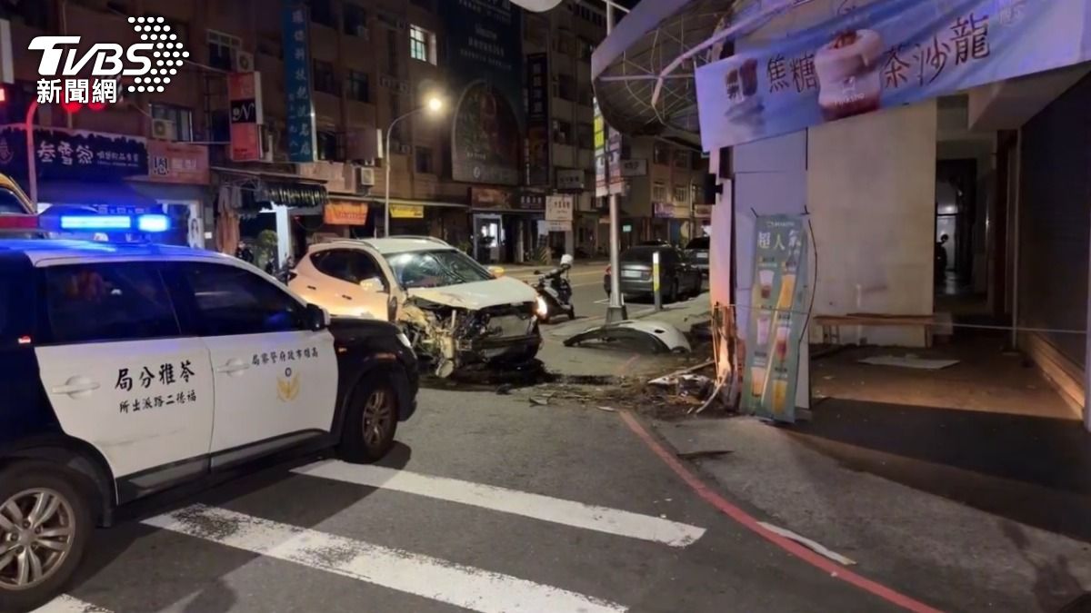 駕駛下車時雖滿臉鮮血，第一時間竟走到對面店家購買飲料，離譜行徑讓現場眾人看傻眼。（圖／TVBS）
