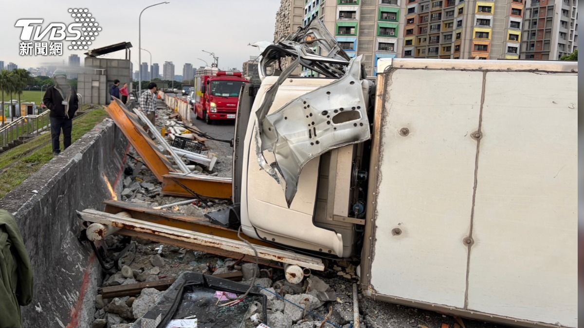 北市水源快速道路貨車失控衝撞施工護欄翻覆 路過轎車衰被波及