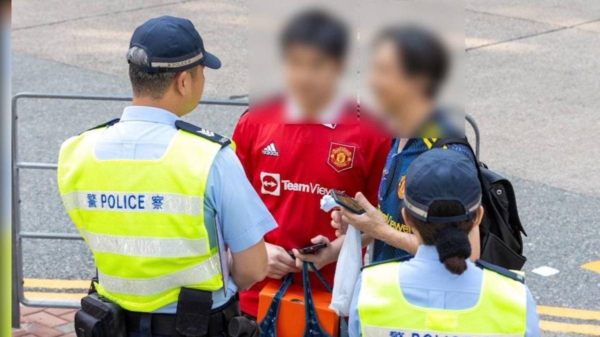 警方自17日起展開為期兩週的取締行動，針對行人違規穿越馬路等行為加強取締。（圖／香港01）