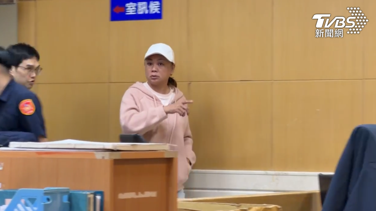 廠商職員洪女10萬交保。(圖/TVBS)