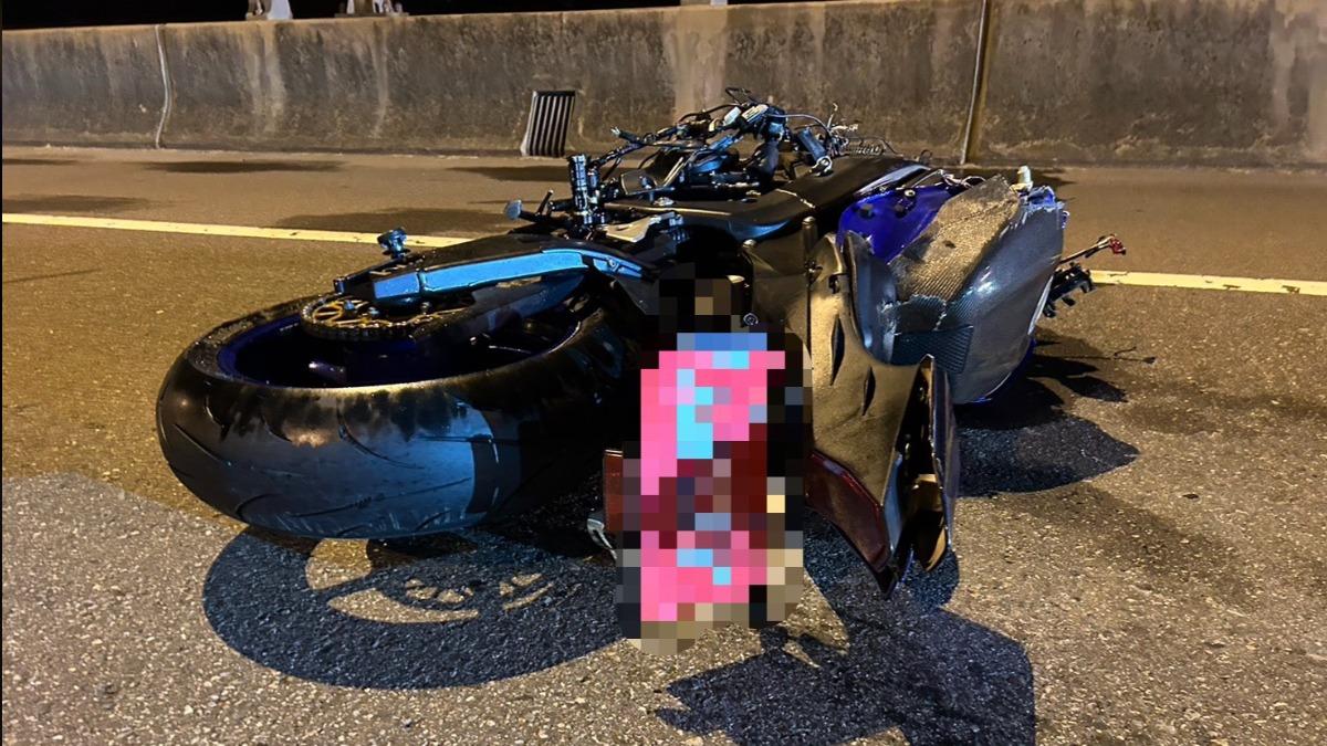 夜遊變調!25歲「重機甜心」自摔遭後車輾斃 家屬心碎崩潰
