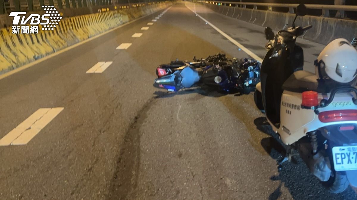 騎士遭貨車高速輾過,拖行數尺才停下。(圖/TVBS)