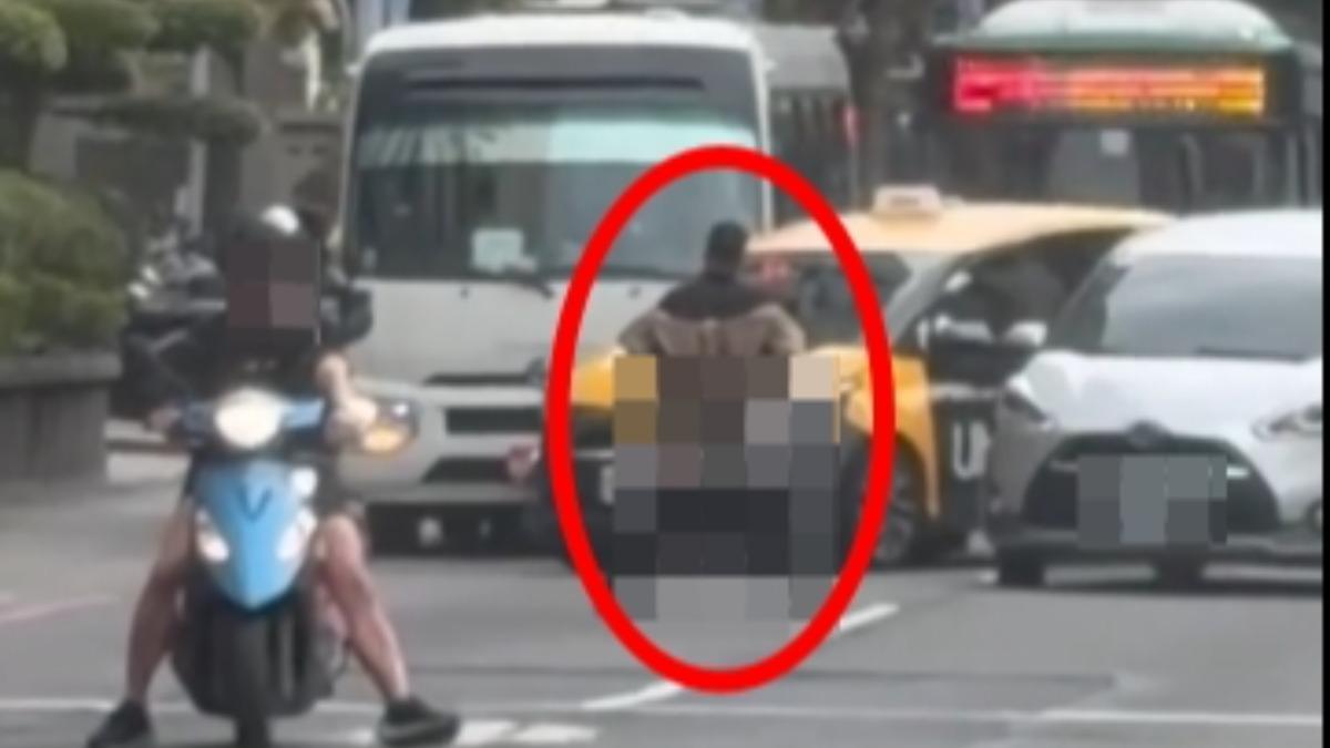 影片瘋傳!板橋大街驚見男子「露下體」擋車 警鎖定對象強制送醫