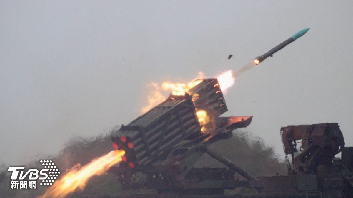 雷霆2000多管火箭。1.25兆軍購背後,不是只買單一武器。季連成說「整合的指揮系統」是未來戰爭的主力,如果沒有整合,是看不見的瞎子。(圖/柯勝雄攝)