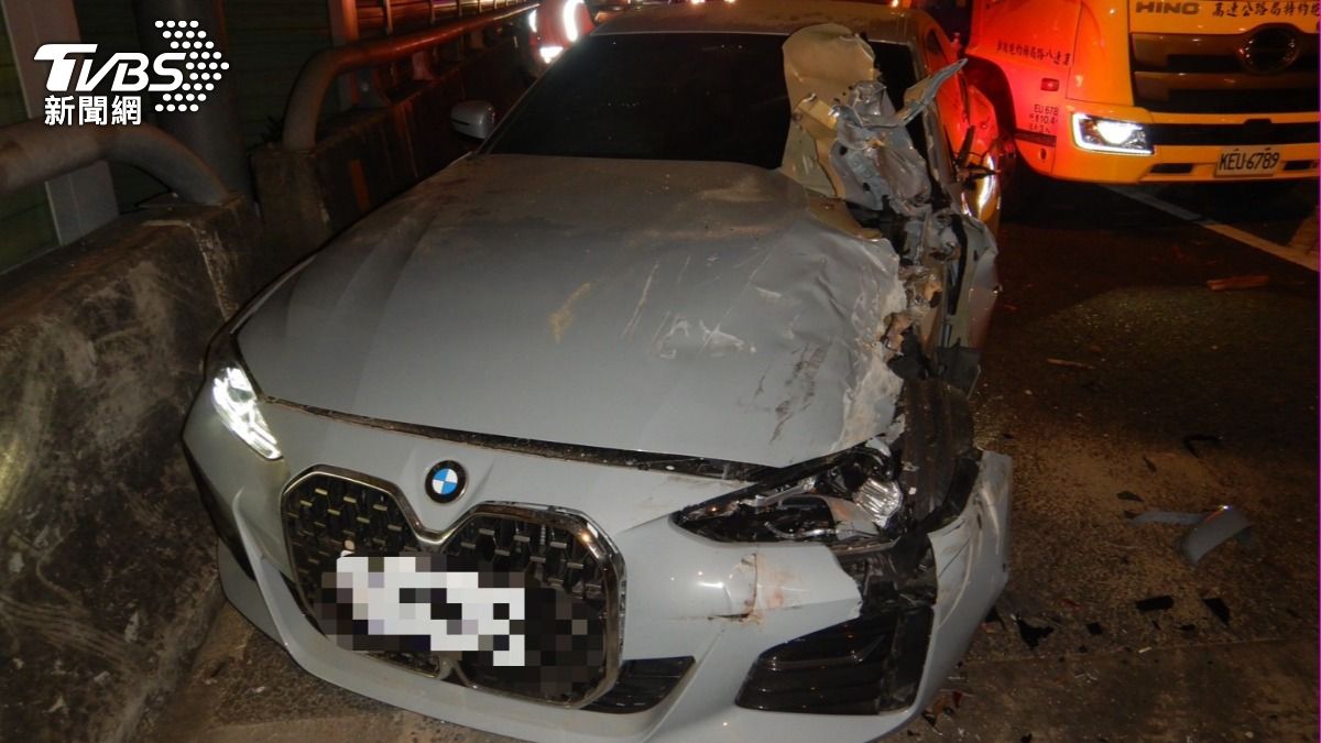 台74連環撞！BMW駕駛被追撞怒尾隨　下秒換他「鏟起小貨車」