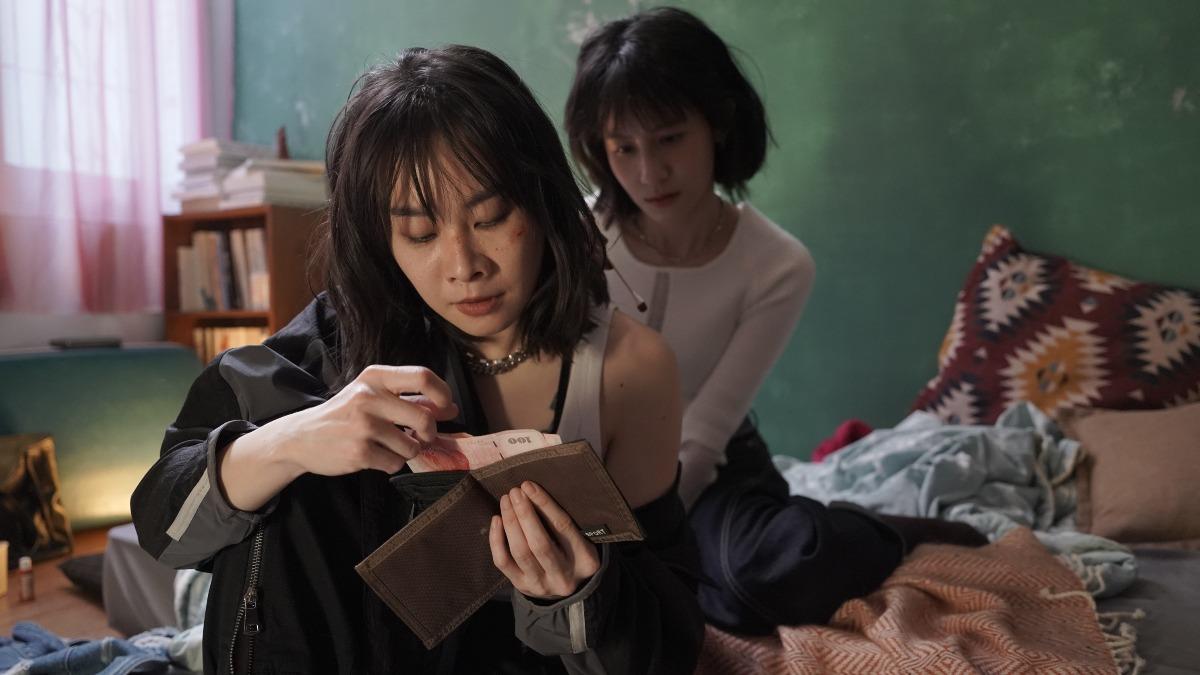 鄭宜農和連俞涵飾演共犯搭檔,卻因故反目爭吵扭打。(圖/邊走邊聽有限公司提供)