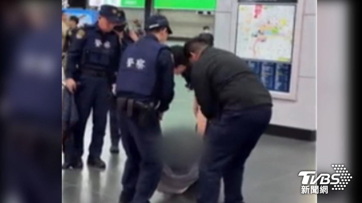 搭高鐵不滿被要求補票，大鬧台北車站，七旬翁遭警拖行帶回派出所。（圖／queenmwin Threads）