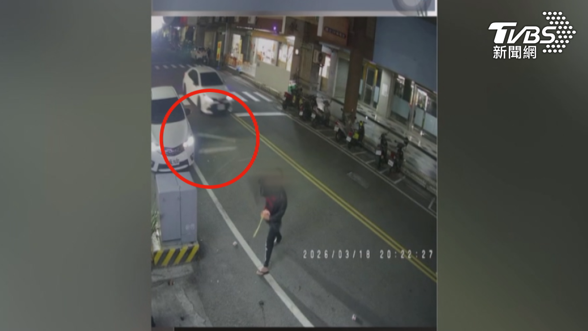 台南永康一間娃娃機店，晚間被一名黑衣人扔雞蛋，男子手拿雞蛋，管路上人車不斷從旁呼嘯，不斷往店家砸，把整袋雞蛋砸完才離開（圖／TVBS）