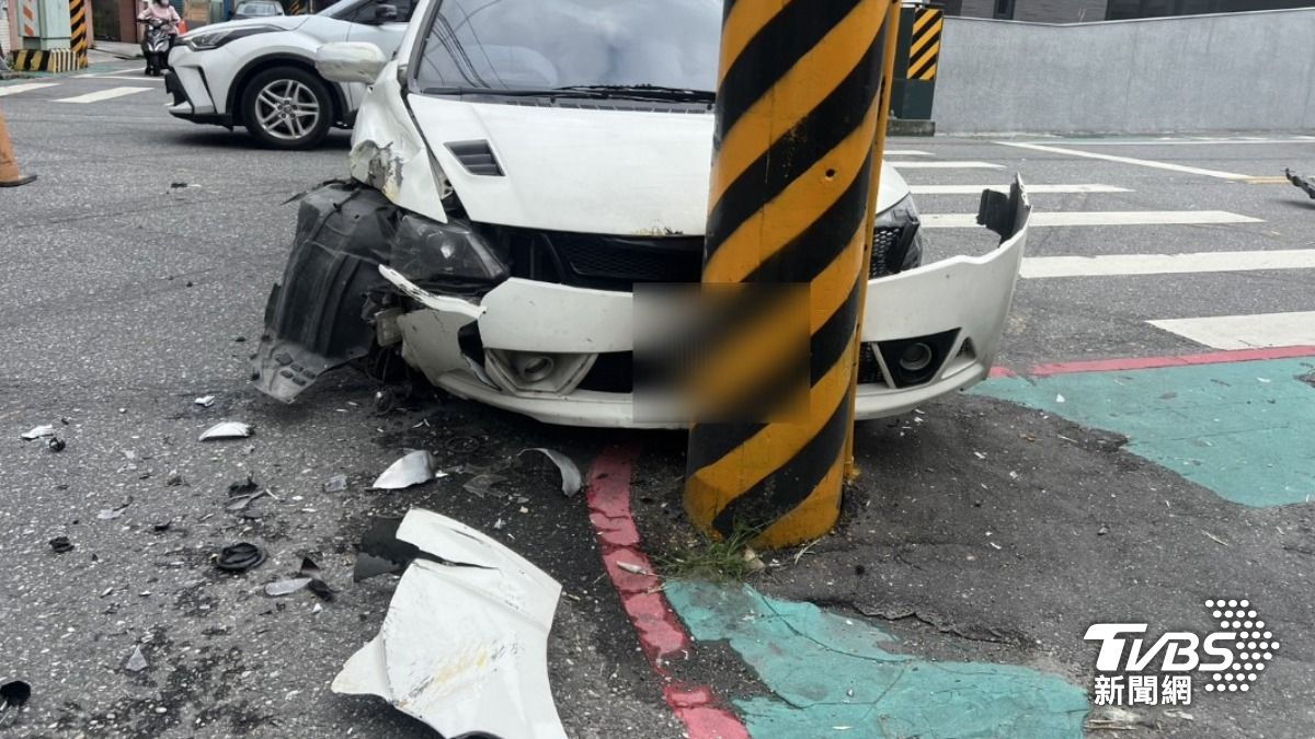 駕駛稱為閃機車自撞電線桿。(圖/TVBS)