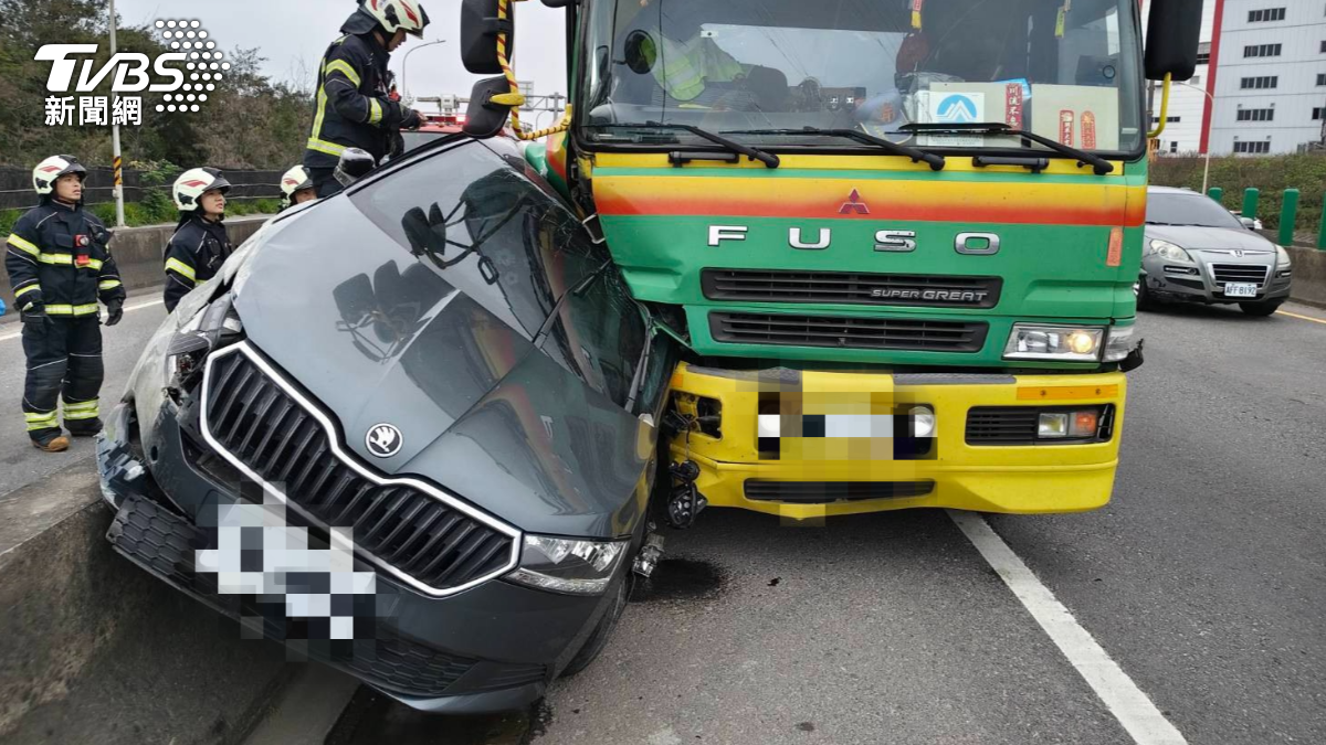 台61線奪命事故!小轎車遭大車擠壓車頭變形 女駕駛傷重不治