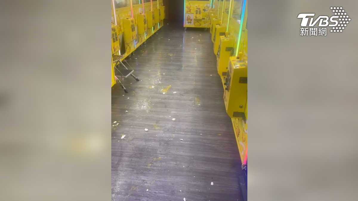 整間店面被蛋洗，而且一天內來了兩次，這娃娃機業者也是苦主，因為對方要找的是屋主（圖／翻攝Threads_boxun1005）