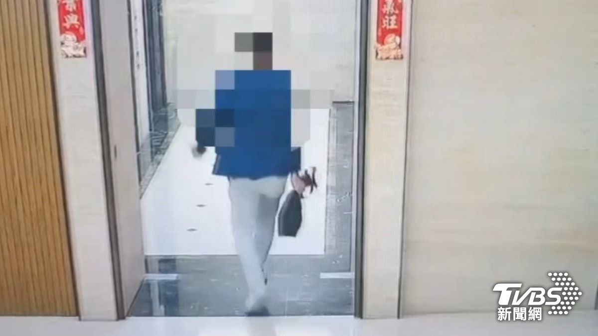 犯嫌手持黑色現金袋前往交錢。(圖/TVBS)