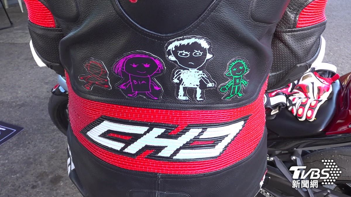 莊凱勛把兒子畫的全家福塗鴉印上車衣。(圖/TVBS)