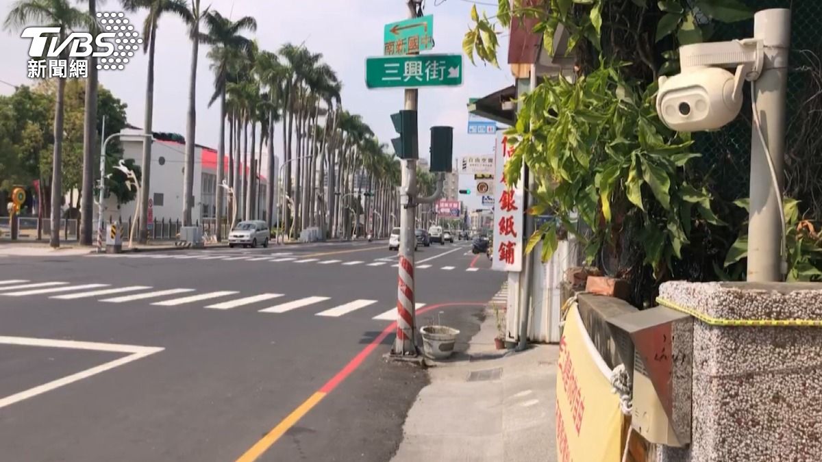 台南新營區民治路一處民宅前,疑似屋主不想讓住家門前有人車擋道,有人一駐足就會遭到喇叭聲轟炸(圖/TVBS)