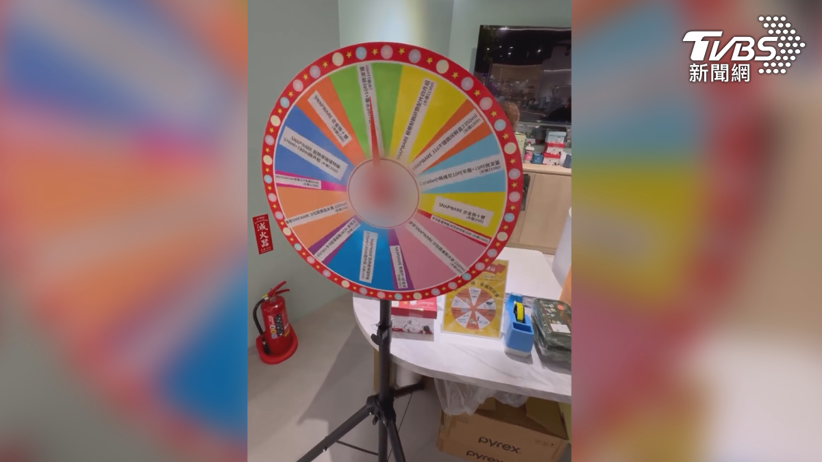 一間知名餐具店,推出的滿額抽獎的轉轉樂活動,卻被發現最大獎價值近4千元的電烤盤,根本就轉不到(圖/民眾提供)