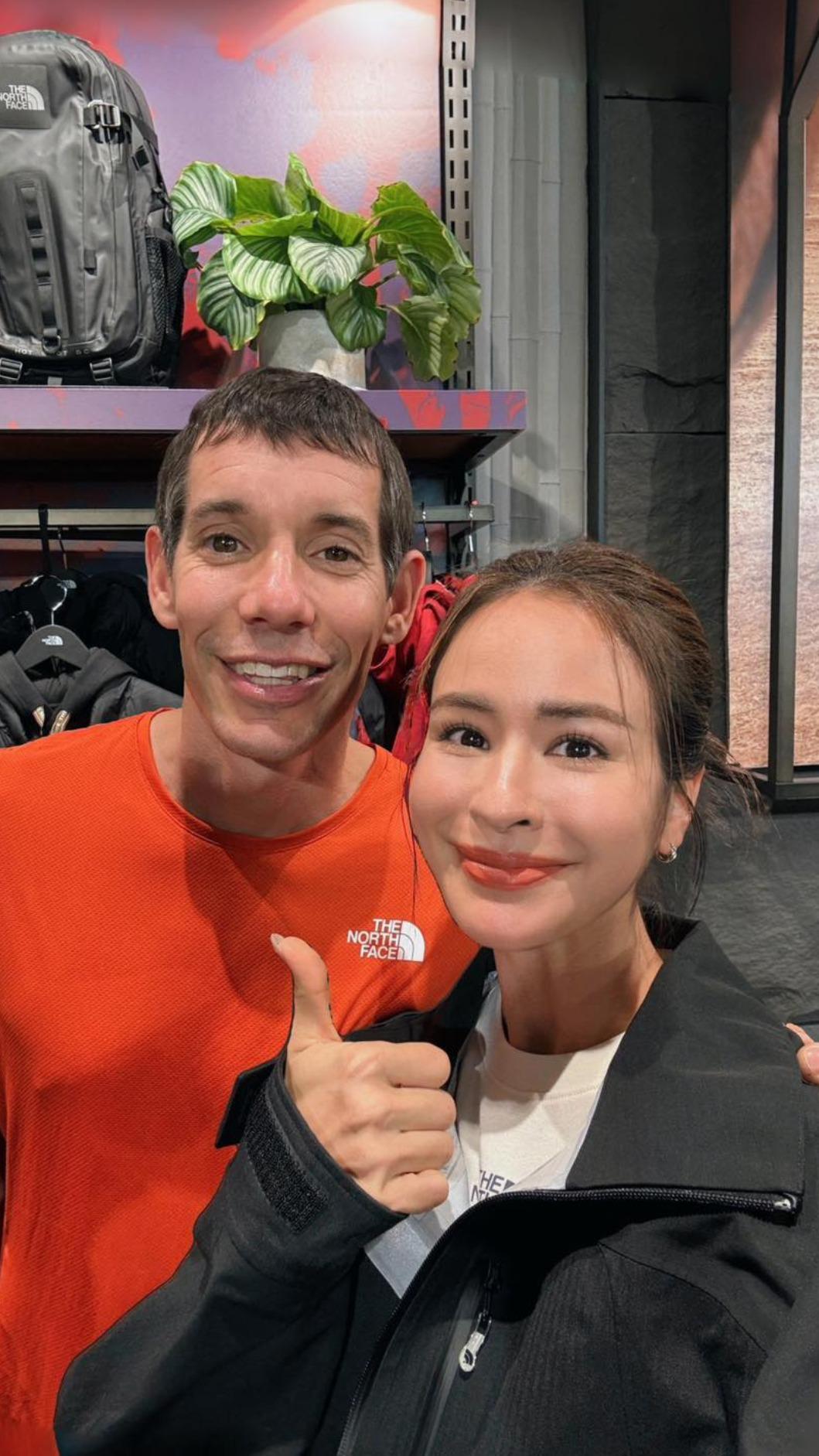 艾力克斯霍諾德親切搭著雷艾美的肩合照。(圖/翻攝雷艾美臉書)
