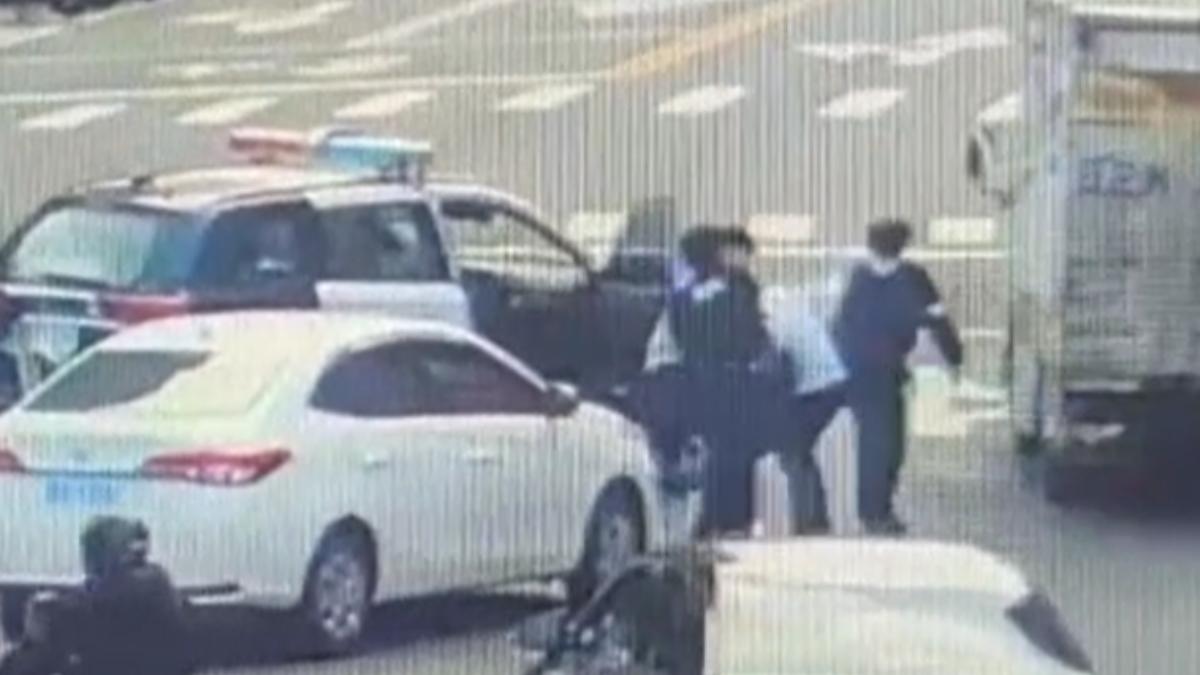 拿到款項的車手本想逃跑，警方立即破窗壓制逮人。（圖／TVBS）