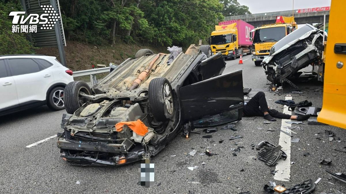 國3新竹系統3車撞成一團！黑車四輪朝天1人摔出車外倒路邊